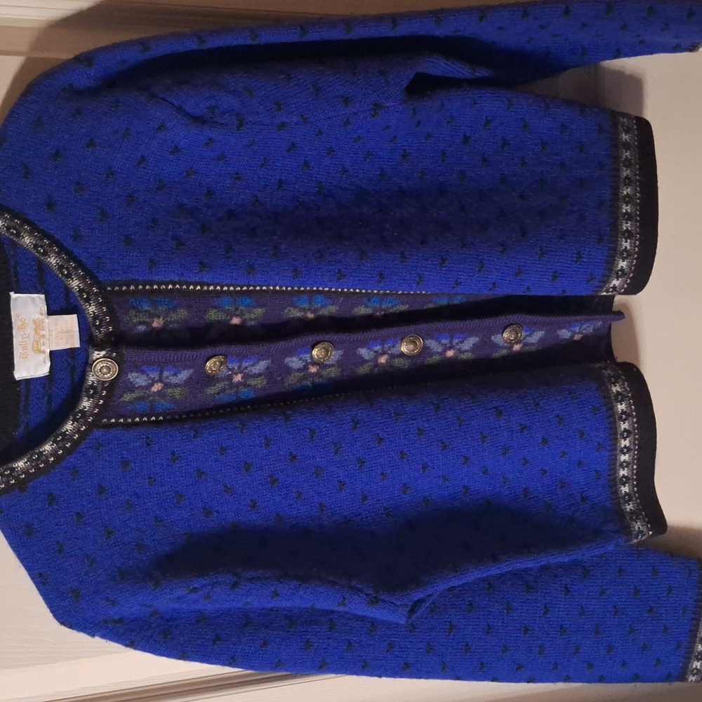Beautiful Vintage Classic Wool Sweater.